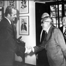 Don Guillermo Cano y Hernando Santos saludan al rey de España.