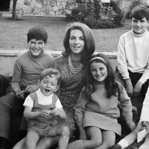 El amor de don Guillermo Cano hacia su familia es indiscutible. En la foto están don Guillermo, doña Ana María y sus cinco hijos.