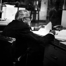 Guillermo Cano en la sala de redacción del periódico El Espectador.