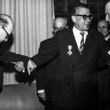 Después de recibir la condecoración “Orden de liberación de España”, don Guillermo Cano junto a Carlos Fernández Shaw y Roberto Gaviria Peña, director de El Tiempo.