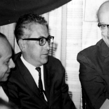 En esta foto don Guillermo Cano está junto a Alfredo Araujo, director del periódico El Siglo, y Roberto García, director de El Tiempo.