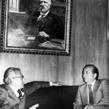 Guillermo Cano y Carlos Andrés Pérez, presidente de Venezuela, sentados debajo del óleo de don Fidel Cano.