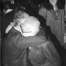 Abrazo de don Guillermo con su hermano Alfonso.