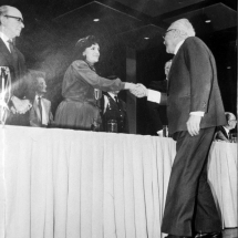 Don Guillermo Cano recibe el premio del Círculo de Periodistas de Bogotá de manos de Consuelo Mendoza.